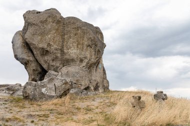 Ukrayna 'nın Galychyna bölgesindeki Brody bölgesinde bitişik tepe ve yakındaki antik mezarlıkta Pidkamin Inselberg manzarası
