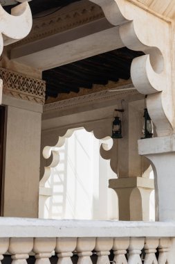 Doha, Katar - 2 Mart 2020: Katar 'ın Doha şehrindeki geleneksel Arap pazarı Souq Waqif' in mimari detayları