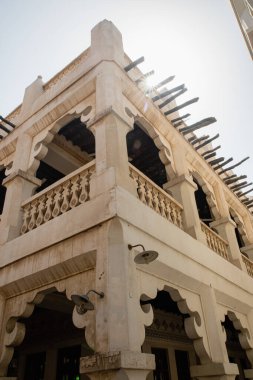 Doha, Katar - 2 Mart 2020: Katar 'ın Doha şehrindeki geleneksel Arap pazarı Souq Waqif' in mimari detayları