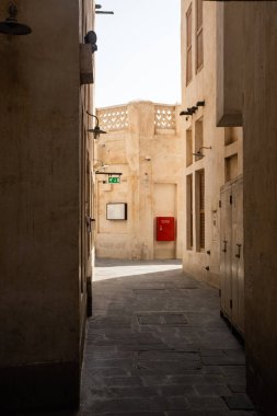 Doha, Katar - 2 Mart 2020: Katar 'ın Doha şehrindeki geleneksel Arap pazarı Souq Waqif' in mimari detayları
