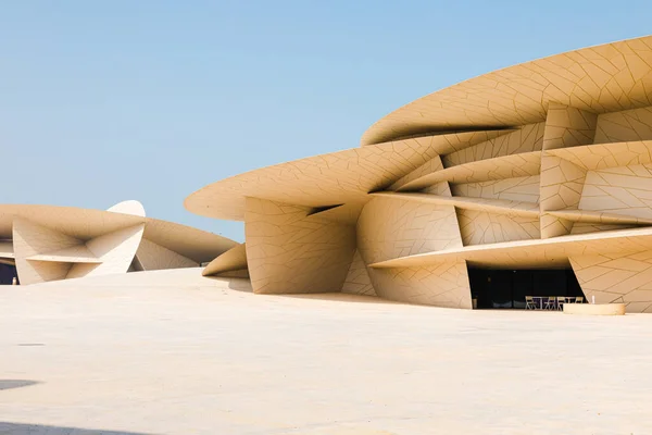 Doha, Katar - 2 Mart 2020: Katar Modern Çağdaş Mimari Müzesi Jean Nouvel tarafından Doha şehrinde mavi gökyüzü arka planına sahip