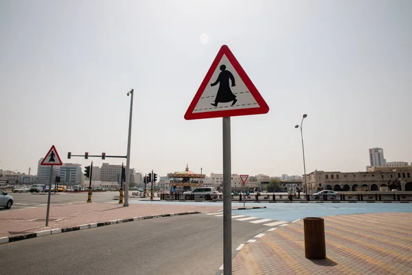 Doha Qatar Mars 2020 Arabiska Fotgängare Övergångsställe Tecken Man Klänning — Stockfoto