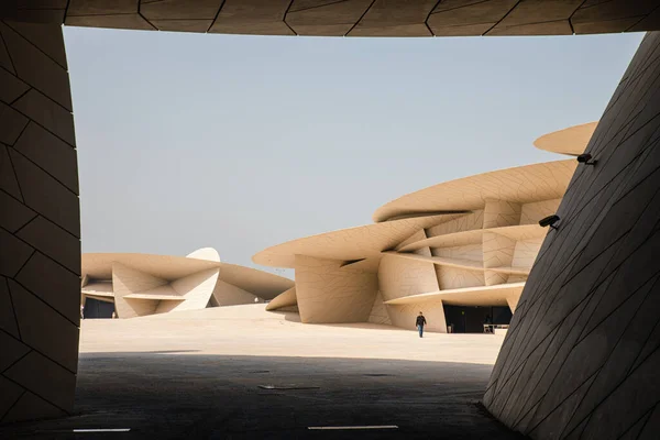 Doha, Katar - 2 Mart 2020: Katar Modern Çağdaş Mimari Müzesi Jean Nouvel tarafından Doha şehrinde mavi gökyüzü arka planına sahip