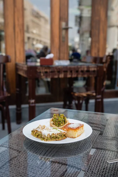 Leckeres Arabisch Süßes Dessert Mit Pistazien Auf Weißem Teller Einem lizenzfreie Stockfotos