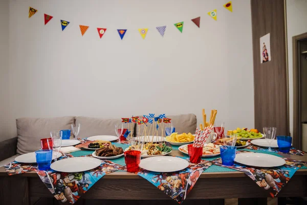 Lviv, Ukrayna - Ağustos 2019: tematik süper kahraman parti dekorasyonu, Marvel çizgi romanları ile dolu bir masa, doğum günü partisi fikirleri, kutlama