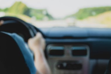 İçi boşaltılmış araba, elleri direksiyonda ve yol manzaralı arka plan