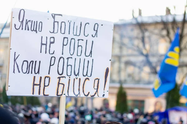 Lviv Ucrania Diciembre 2013 Manifestantes Con Carteles Políticos Banderas Nacionales — Foto de Stock