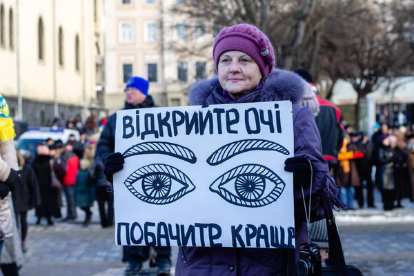 Lviv, Ukraine - 8. Dezember 2013: Demonstranten mit politischen Zeichen und ukrainischen Nationalflaggen während der Revolution der Würde euromaidan, Demokratieproteste für ein Abkommen mit der EU — Stockbild Lviv Ukraine Dezember 2013 Demonstranten Mit Politischen Zeichen Und Ukrainischen — Stockfoto
