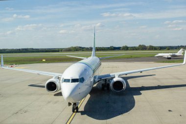 Katowice, Polonya - 5 Mayıs 2017: Polonya 'daki Katowice Uluslararası Havaalanı' na Transavia uçağı park yeri