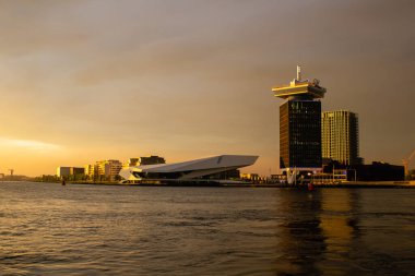 Hollanda 'nın ikonik modern mimarisi Amsterdam' daki Göz Filmleri Müzesi 'ne yakın bahar yağmuru