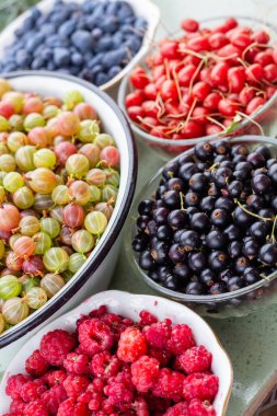 Yaz meyveleri, bektaşi üzümü, kara üzümler, kasede böğürtlen, sağlıklı organik ev yapımı vitaminler.