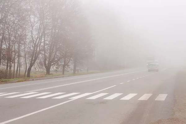 Gruesa Niebla Brumosa Cruce Caminos Con Tráfico Peligro Camino Niebla —  Fotos de Stock