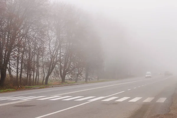 Gruesa Niebla Brumosa Cruce Caminos Con Tráfico Peligro Camino Niebla —  Fotos de Stock