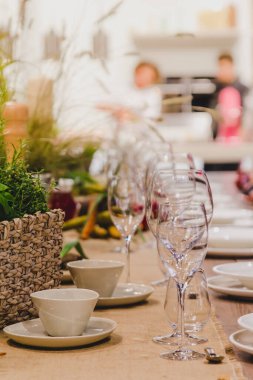 Çatal bıçaklı masa dekoru, tabak ve mutfak arka planlı bardak.