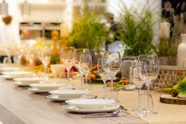 Çatal bıçaklı masa dekoru, sebzeli tabak ve bardaklar, mutfak dekoru ayrıntıları.