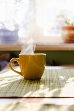 Sarı fincanın üstündeki sabah çayı.