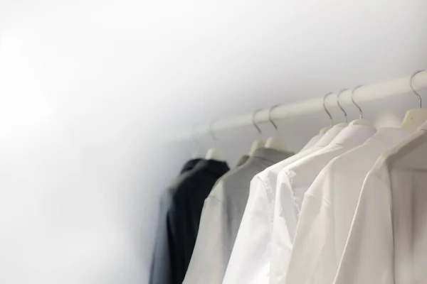 Λευκά Shirts Κρέμονται Στο Κομοδίνο Μαύρο Γκρι Πανί Clothet Καθαρά — Φωτογραφία Αρχείου