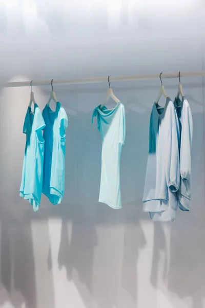 Blå Shirts Hängande Byrå Svart Grå Duk Clothet Ren Tvätt — Stockfoto