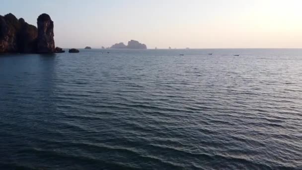 Vista sobre las rocas calizas y el mar de Adaman en el atardecer de Ao Nang — Vídeo de stock