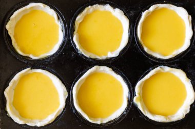 Çiğ pastel de nata, geleneksel Portekiz tatlı çölü hazırlamak.
