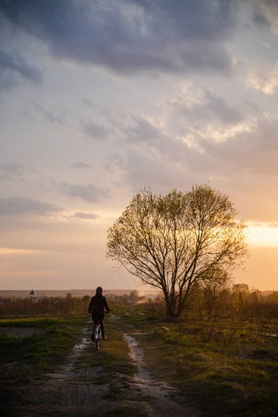 Ragazza Giacca Berretto Bicicletta Strada Campo Rurale Susnet — Foto Stock