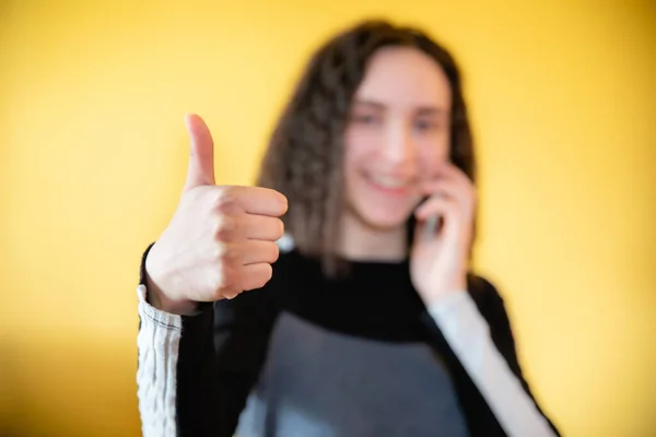 Mladá Dívka Ukazuje Super Gesto Při Rozhovoru Mobilním Telefonu Usmívá — Stock fotografie