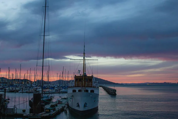 在旧金山湾和39号码头的帆船和轮船上 你可以看到美丽的超光光背景 美国加利福尼亚湾区旅游目的地 — 图库照片