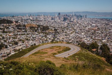 San Francisco şehri ve ünlü Twin Peaks tepesinden körfez manzarası. SF 'de güzel manzara manzarası, California seyahat merkezi, Bay Area turistik bölgesi, ABD' de seyahat.