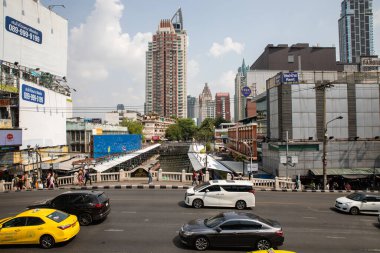 Bangkok, Tayland - Şubat 2020: Yoğun yol ve Pratu Nam feribot terminali Big C süpermarket ve Makkasan bölgesi yakınlarında