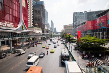 Bangkok, Tayland - Şubat 2020: Gündüz vakti Central World alışveriş merkezi yakınlarındaki R- Walk 'tan (Ratchaprasong Walk) yoğun Ratchadamri yoluna bakın