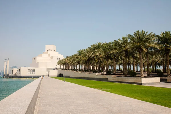 Blick auf das weiße Museum für Islamische Kunst in Doha City in Katar — Stockfoto