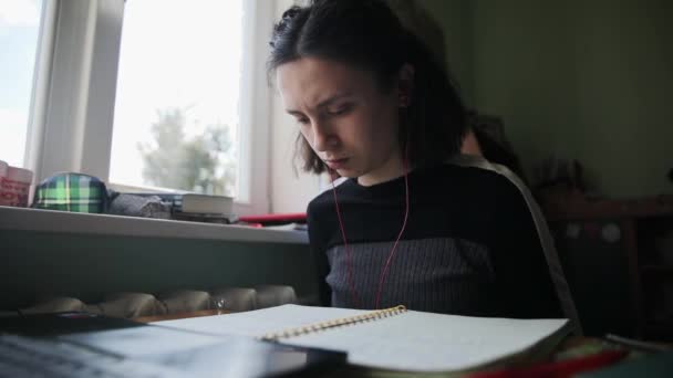 Joven Chica Caucásica Suéter Negro Mirando Cuaderno Mientras Estudia Casa — Vídeo de stock