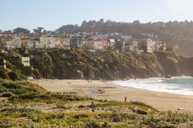 San Francisco 'da Pasifik Okyanusu yakınlarındaki kayalıklardaki sahil evleri manzaralı, Baker Sahili manzaralı.