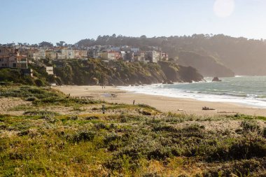 San Francisco 'da Pasifik Okyanusu yakınlarındaki kayalıklardaki sahil evleri manzaralı, Baker Sahili manzaralı.