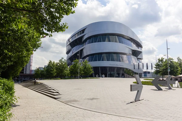 Stuttgart Niemcy Lipiec 2016 Widok Słynne Nowoczesne Muzeum Mercedes Benz — Zdjęcie stockowe