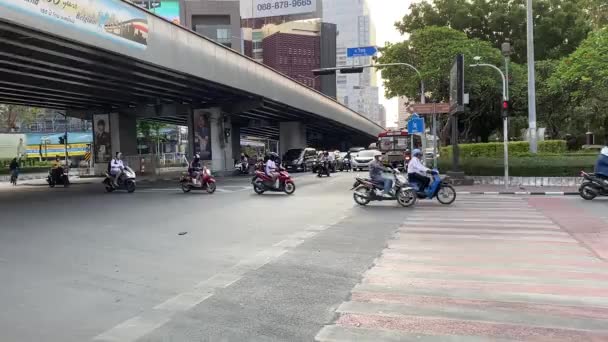 在泰国曼谷希尼公园附近的泰国 比利时立交桥上 交通繁忙 有汽车和摩托车 — 图库视频影像