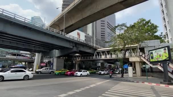 Busy Traffic Road Cars Motorcycles Thai Belgian Flyover Lumphini Park — Stock Video