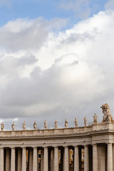 バチカン市国と聖ピーター大聖堂のドームの彫刻は 曇り空の背景 — ストック写真
