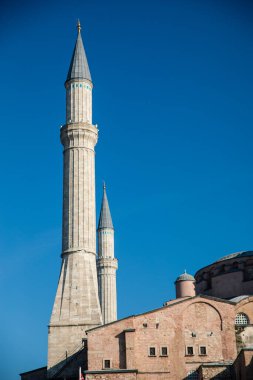 İstanbul 'daki ünlü Ayasofya Kilisesi' ne mavi arka plan, Türkiye 'deki Aya Sofya camiinin minareleri