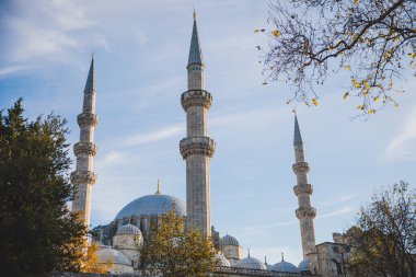 İstanbul, Türkiye 'deki Süleyman Camii' nin manzarası, dini mekan, minareler ve mavi gökyüzü