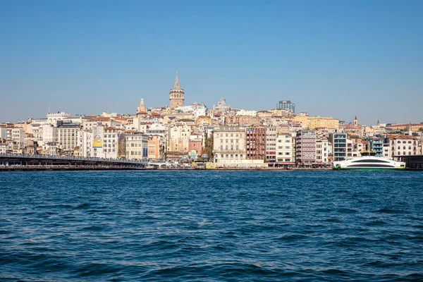 Limandaki su dalgaları ve temiz gökyüzü arkaplanı, Galata kulesi, Karaköy ilçesi ve Türkiye 'deki Altın Boynuz manzaralı eski İstanbul kenti silüeti