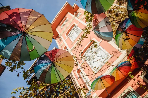 Ombrelli Appesi Colorati Sopra Testa Sulla Vista Della Strada Della — Foto Stock