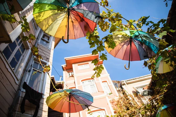 Paraguas Colgantes Colores Calle Vista Ciudad Estambul Turquía Fondo Casa —  Fotos de Stock