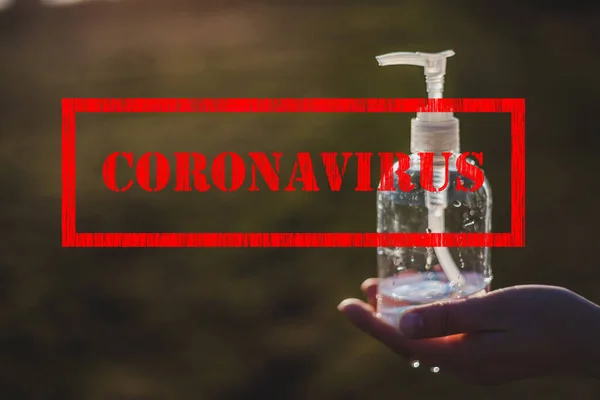 Coronavirus Rotes Zeichen Und Transparente Weiße Plastikflasche Mit Antibakterieller Desinfektionsflüssigkeit — Stockfoto