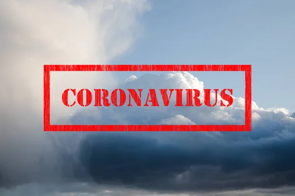 Coronavirus Rotes Zeichen Stempel Auf Hellen Großen Blauen Kumuluswolken Mit — Stockfoto