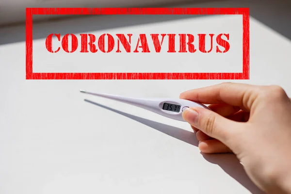 Coronavirus Zeichen Stempel Und Weißes Elektronisches Thermometer Der Hand Zeigt — Stockfoto