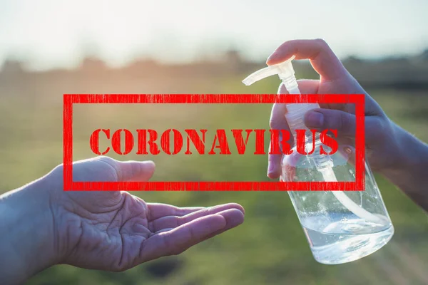 Corona Virus Zeichen Und Transparente Weiße Plastikflasche Mit Antibakteriellen Desinfektionsmittel — Stockfoto