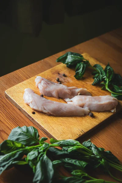 Rodajas Carne Pollo Cruda Sobre Fondo Cocina Mesa Madera Con — Foto de Stock