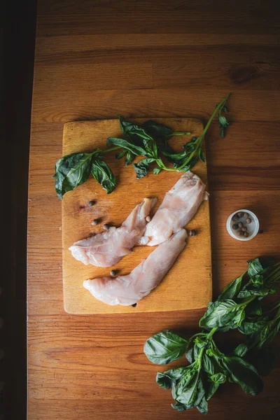 Rodajas Carne Pollo Cruda Sobre Fondo Cocina Mesa Madera Con — Foto de Stock