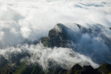 Beyaz bulutlardaki dağ zirvesi, Madeira adasındaki Pico Ruivo yürüyüş yolunun güzel manzarası, dağlardaki manzaralı bulutlar.